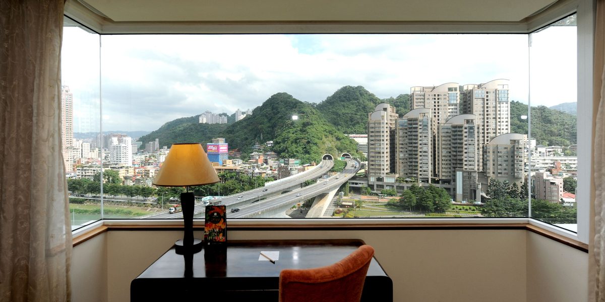 美麗春天大飯店景觀客房示意，窗外可見新店市景